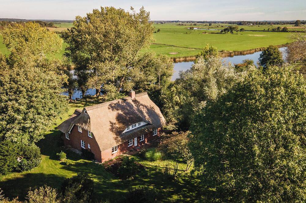 Direkt am Wasser: Großes Reetdachhaus mit Kamin, Badesteg und großem Garten in Breiholz, Rendsburg-Eckernförde
