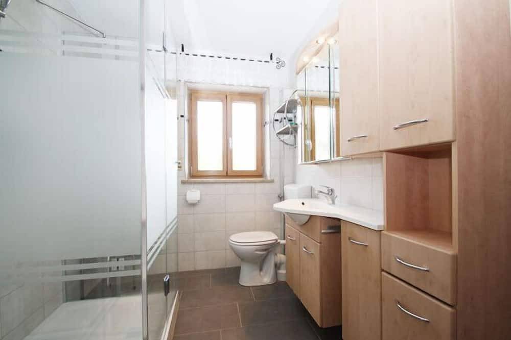 Ganze Wohnung, Ferienwohnung Staufen bis 4 Personen, 2 Sz, Balkon mit Bergblick, 50 qm in Kirchanschöring, Rupertiwinkel