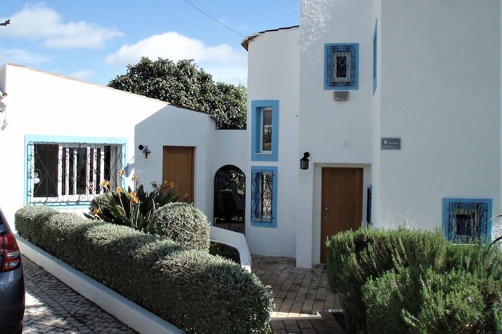 Lovely Traditional Villa With Private Pool, Garden and Magnificent Sea Views in Luz, Faro Distrikt