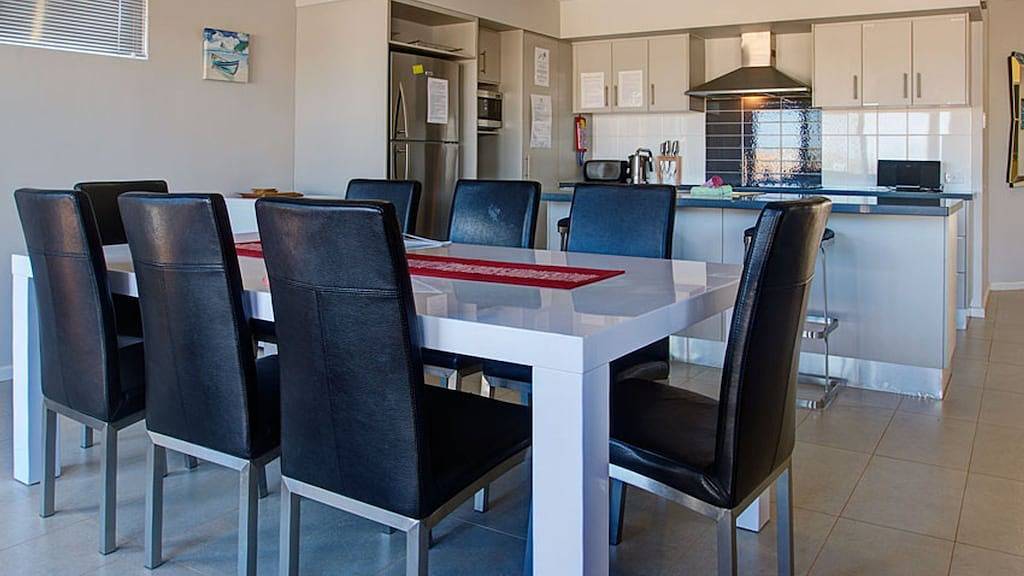 Moderne Villa in der Exmouth Marina mit Bootsanlegestelle. in Exmouth, Western Australia