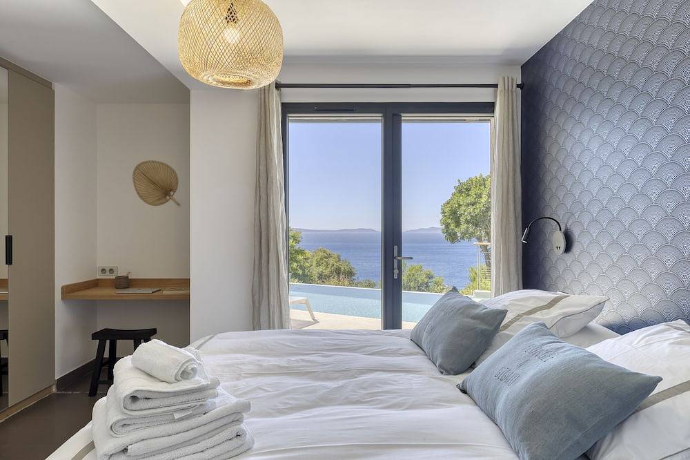 Vue mer spectaculaire / commerces et plage à pied / Luxe in Rayol-Canadel-sur-Mer, Côte méditerranéenne (France)