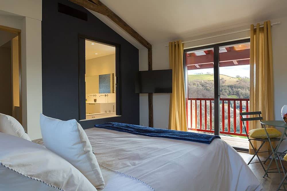 Entire apartment, Spacious Baïgura studio, mountain views, direct access to pool & spa in Hasparren, Bayonne region