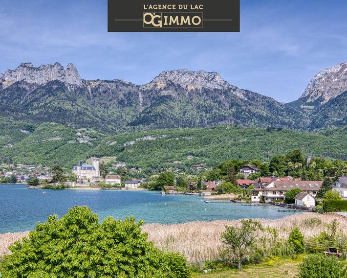 Gîte pour 4 personnes, avec Balcon et Terrasse ainsi que Jardin et Vue sur le Lac d'Annecy