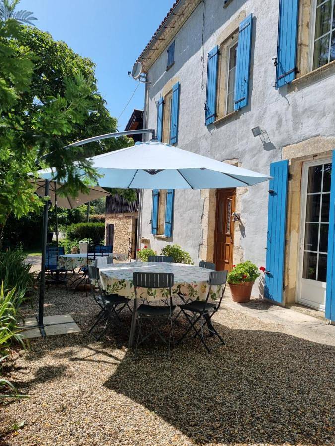 Location de vacances pour 6 personnes, avec jardin ainsi que terrasse et piscine à Barie