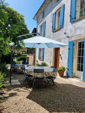 Gîte pour 6 personnes, avec terrasse ainsi que piscine et jardin à Barie