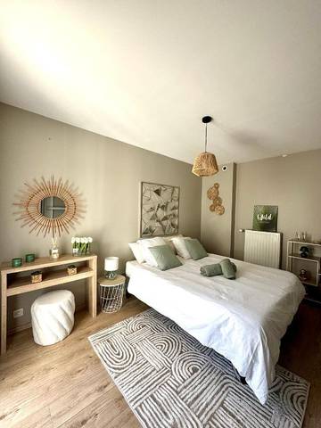 Cottage pour 2 personnes, avec piscine et terrasse ainsi que vue et jardin, animaux acceptés à Saint-Genest-Lerpt