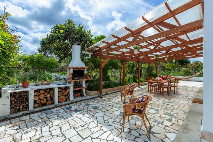 Gîte pour 8 personnes, avec Balcon et Terrasse ainsi que Jardin et Piscine dans Santo Estevão