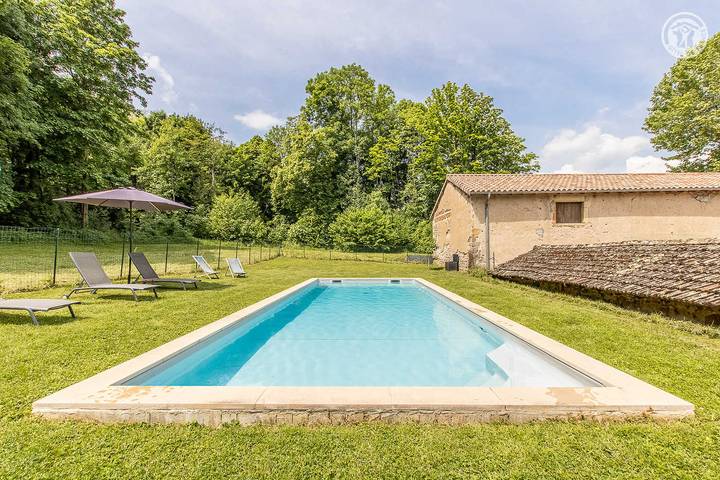 Gîte pour 8 personnes, avec Terrasse ainsi que Jardin et Piscine
