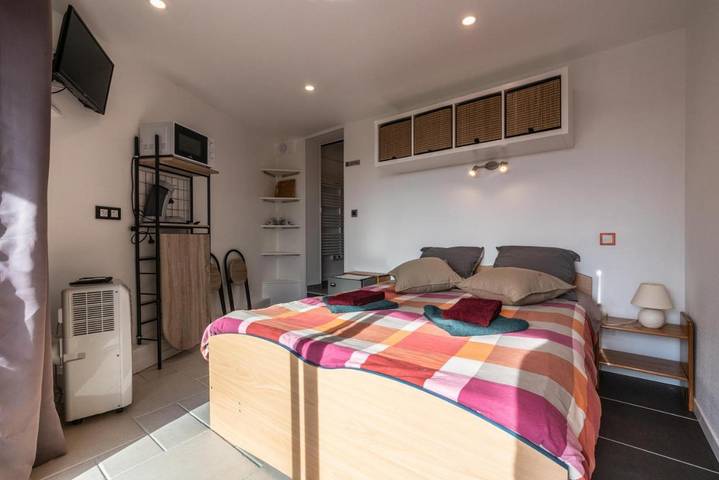 Location de vacances pour 2 personnes, avec vue sur le lac ainsi que jardin et vue à Chemillé-sur-Indrois - 2