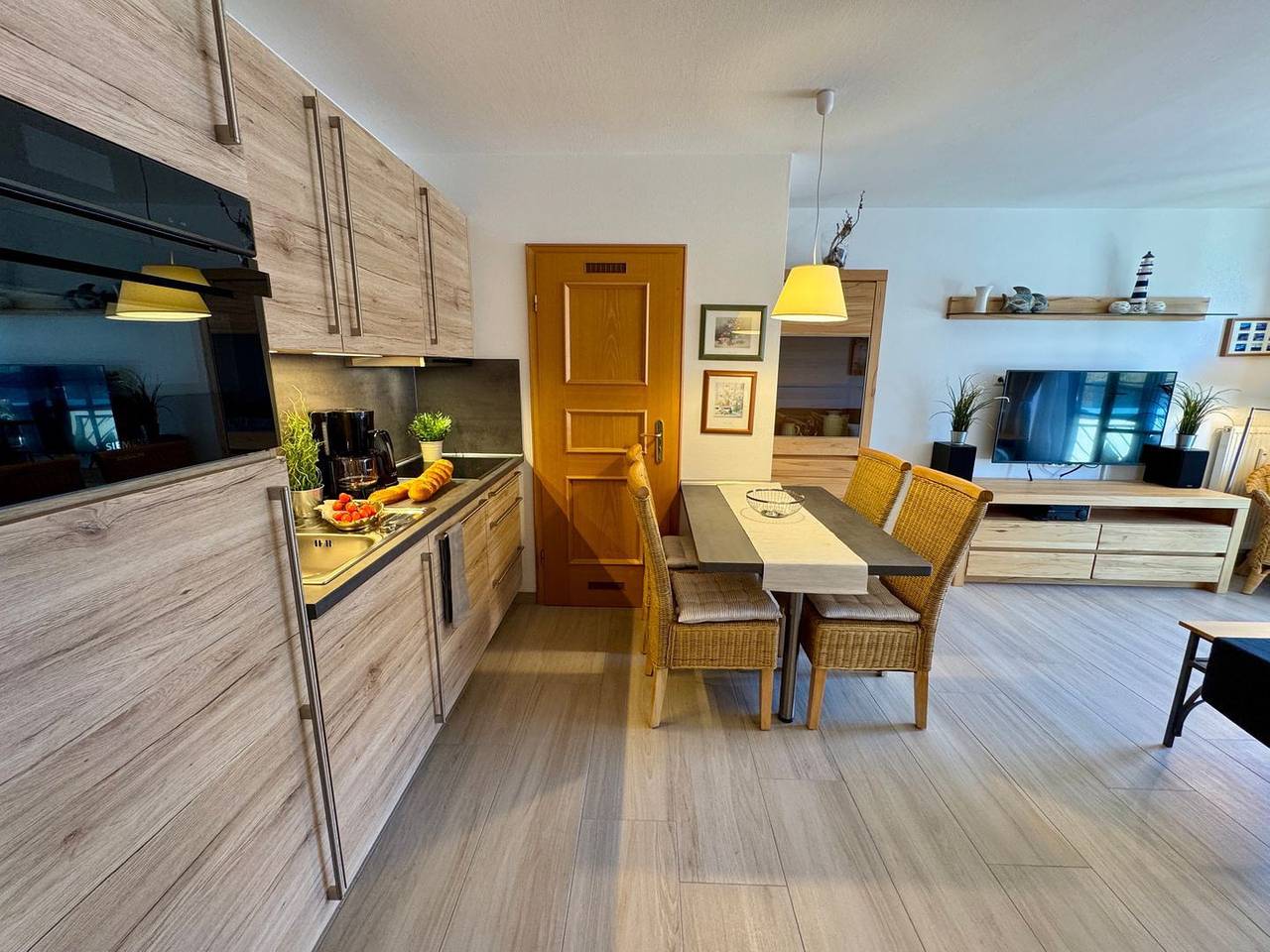 Ganze Wohnung, Ferienwohnung direkt hinter der Düne mit eingeschränktem Ostseeblick in Wustrow, Fischland