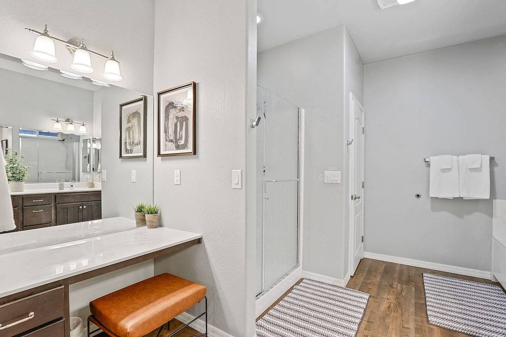 Mid Century Cabin in the pines with 8 person hot tub, 2 hours from grand canyon in Flagstaff, Coconino Nationalwald