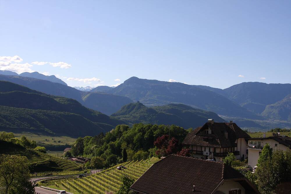 Ganze Wohnung, Sonniges Apartment in idealer Lage zu Kalterer See, historischem Dorf, Weinreben in Kalterer See, Kaltern an der Weinstraße