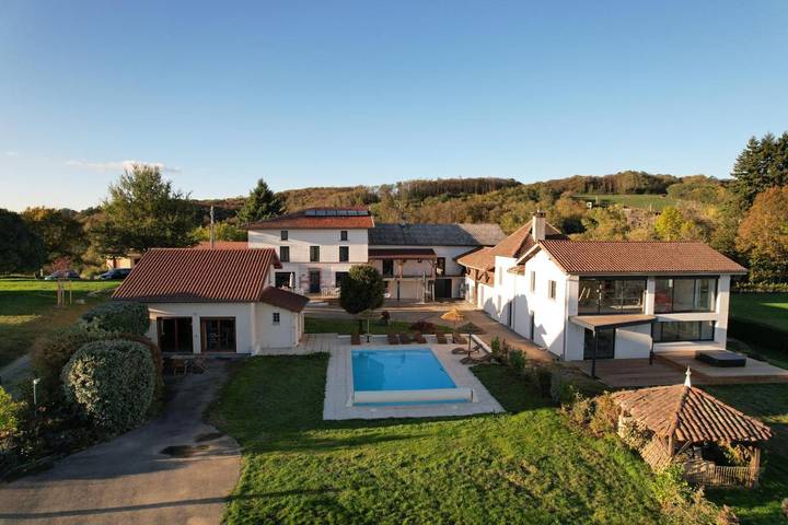 Gîte pour 2 personnes, avec jardin et vue ainsi que terrasse et piscine à Gillonnay