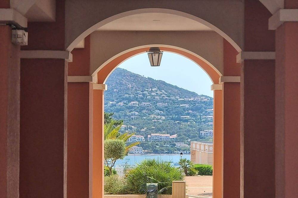 Ganze Wohnung, Cap Esterel Dans Village Club, P2 vue sur Golf et mer in Le Dramont, Saint-Raphaël