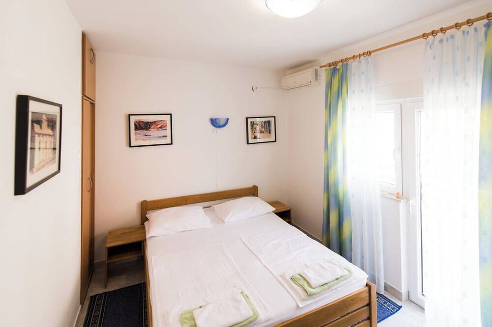 206 room with balcony, mountain view & hot tub access in Lokva Rogoznica, Split-Dalmatië