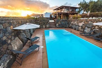 Casa rural para 16 personas, con piscina además de jardín y vistas en Mácher