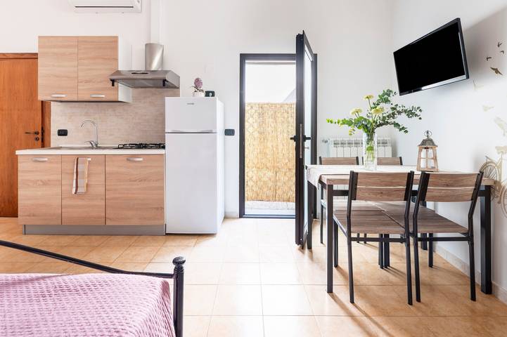 Entire apartment, Apartment 'Lu Marchese' with Private Terrace, Wi-Fi and Air Conditioning in Minervino di Lecce, Lecce Province