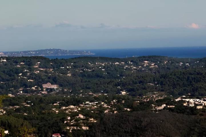 Location de vacances pour 2 personnes, avec jardin ainsi que jacuzzi et piscine à Tanneron - 3