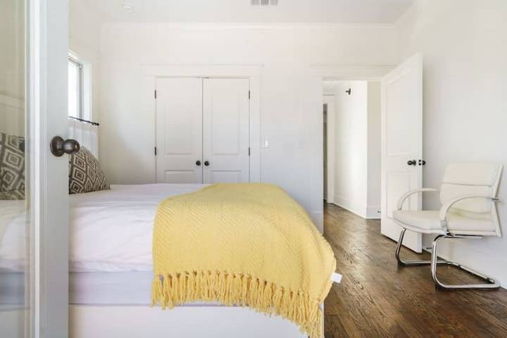 Vacation house for 16 people, with balcony and yard in Dallas