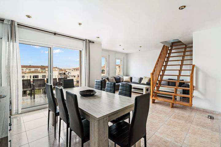 Location de vacances pour 8 personnes, avec balcon et piscine à Empuriabrava