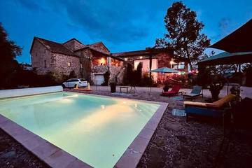 Gîte pour 8 personnes, avec jardin ainsi que terrasse et piscine à Planzolles