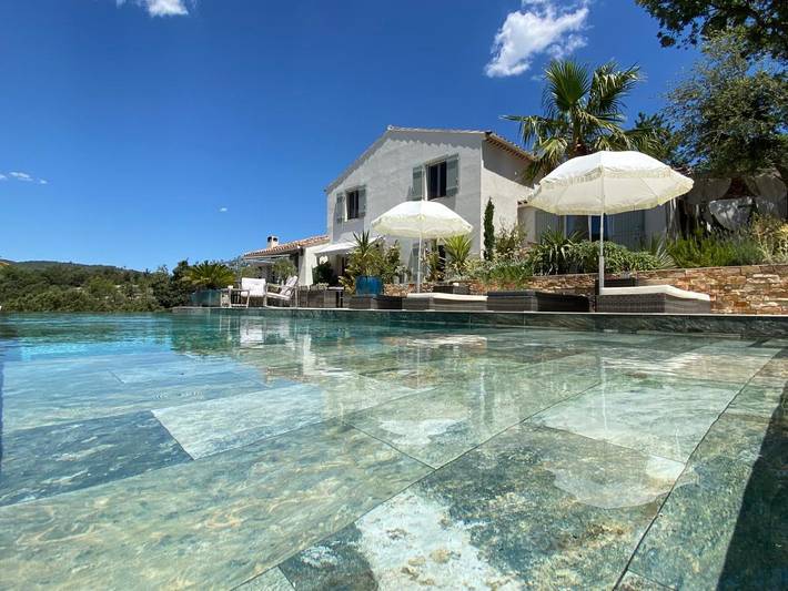 Location de vacances pour 2 personnes, avec vue ainsi que piscine et jardin à Besse-sur-Issole - 2