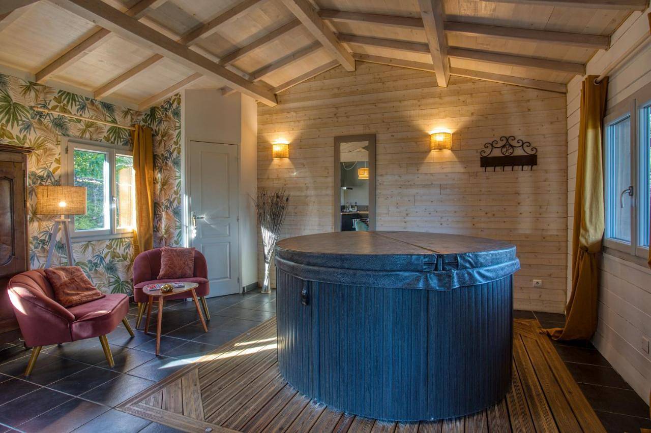 Spa privatif intérieur du lodge -la truffe- le bois de la pause- in Saint-Cybranet, Périgord Noir