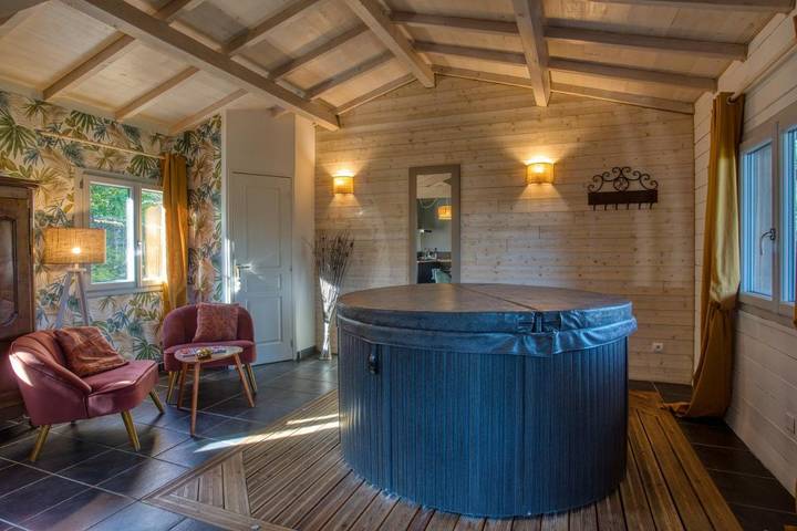 Gîte pour 2 personnes, avec Jacuzzi et Terrasse ainsi que Jardin et Piscine