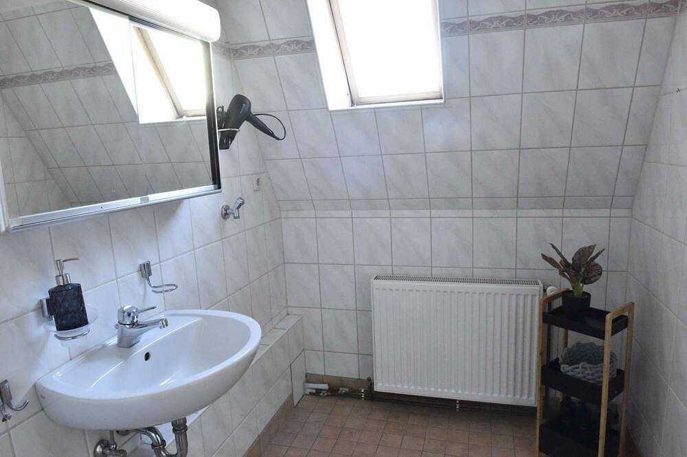 Ganze Wohnung, Luxuriöse großzügige Wohnung mit einem Schlafzimmer für zwei Personen in Wuppertal, Bergisches Land