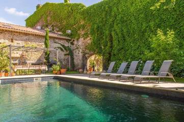 Gîte pour 12 personnes, avec jardin ainsi que terrasse et piscine à Fouzilhon