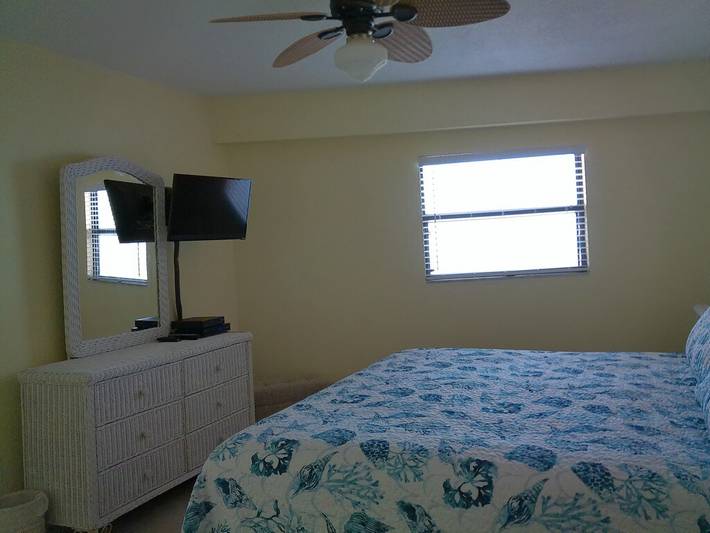 Vacation rental for 4 people, with yard and pool as well as hot tub and balcony in Indian Shores