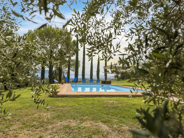 Agriturismo per 9 persone, con giardino e piscina, adatto a famiglie con bambini a Bevagna