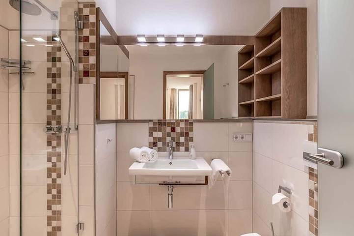 Ganze Wohnung, Rosengarten, 66 qm Souterrain, 2 separate Schlafzimmer, 2 Bäder in Bad Endorf, Chiemsee