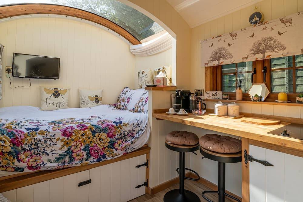 Honey Bee Shepherd's Hut - Wood-fired Hot Tub in Hawkshead, Lake District