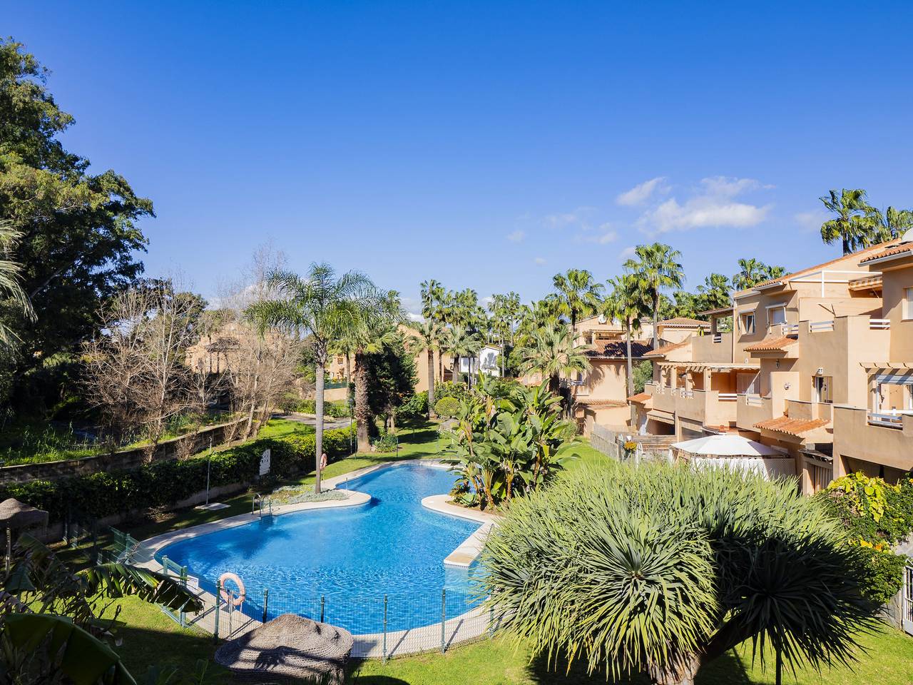Geheel appartement, Cubo's Cabopino Beach Marbella Apartment in Carib Playa, Marbella