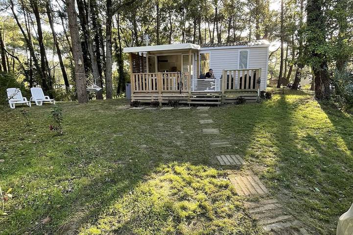 Camping pour 4 personnes, avec Terrasse ainsi que Jardin et Piscine