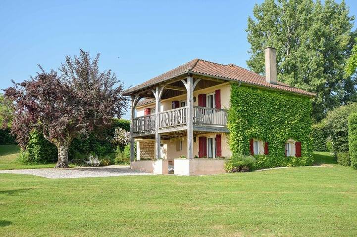 Location de vacances pour 6 personnes, avec terrasse ainsi que piscine et jardin à Saint-Médard-d'Excideuil
