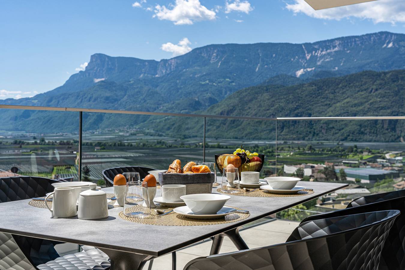 Entire apartment, Apartment "Videre Penthouse Lodge Exclusive" with Mountain View, Wi-Fi & Terrace in Gargazon, Sarntal Alps