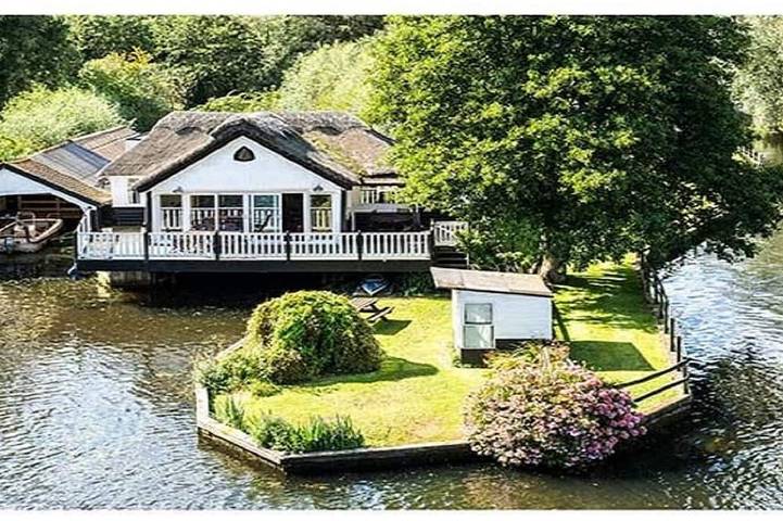 Holiday rental for 10 people, with hot tub and balcony, with pets in Wroxham