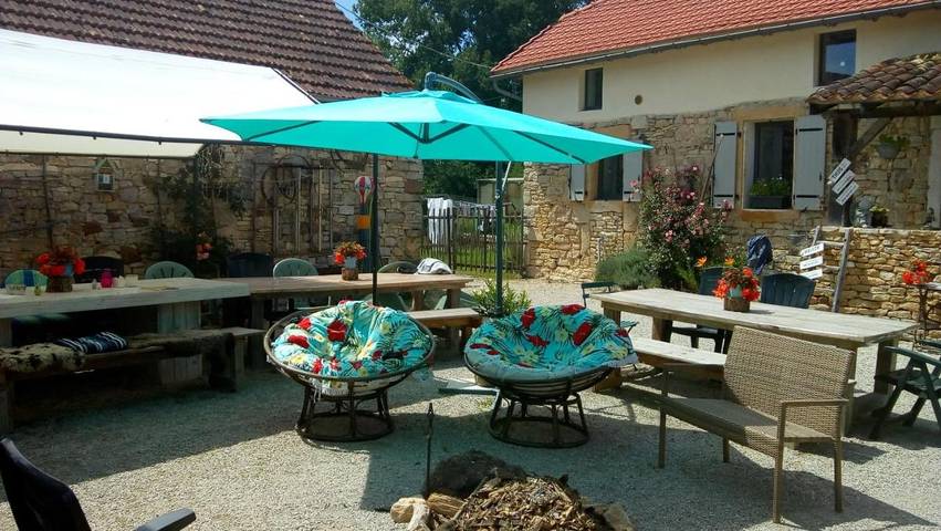 Gîte pour 4 personnes, avec piscine ainsi que terrasse et vue à Montcléra