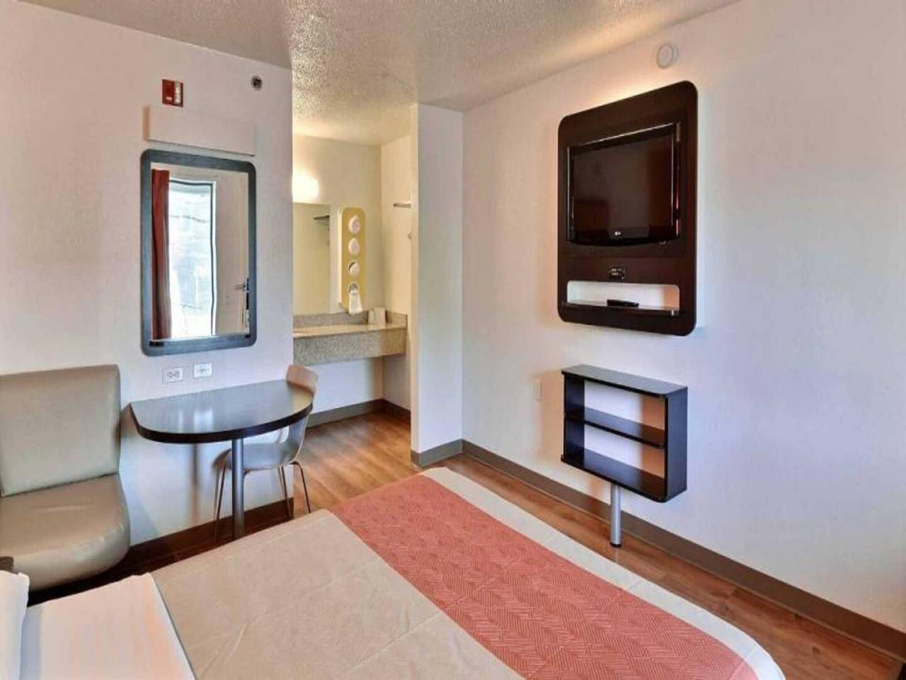 Entire apartment, Ms6 Tewksbury|1 Queen Bed | Micfridge in Tewksbury, Merrimack Valley