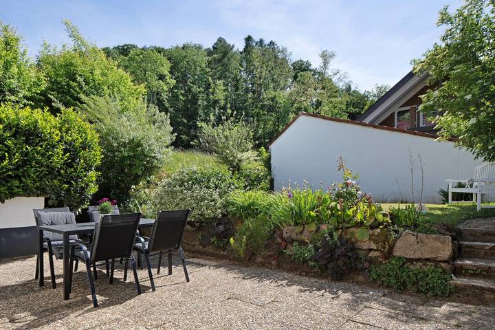 Ganze Wohnung, Ferienwohnung 'Talhausen' mit privater Terrasse, privatem Garten und Wi-Fi in Ebringen, Südschwarzwald