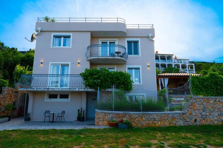 Ferienhaus für 6 Personen, mit Balkon und Terrasse sowie Garten und Pool