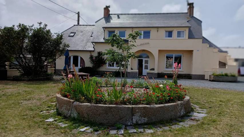Location de vacances pour 8 personnes, avec jardin à Bréhal