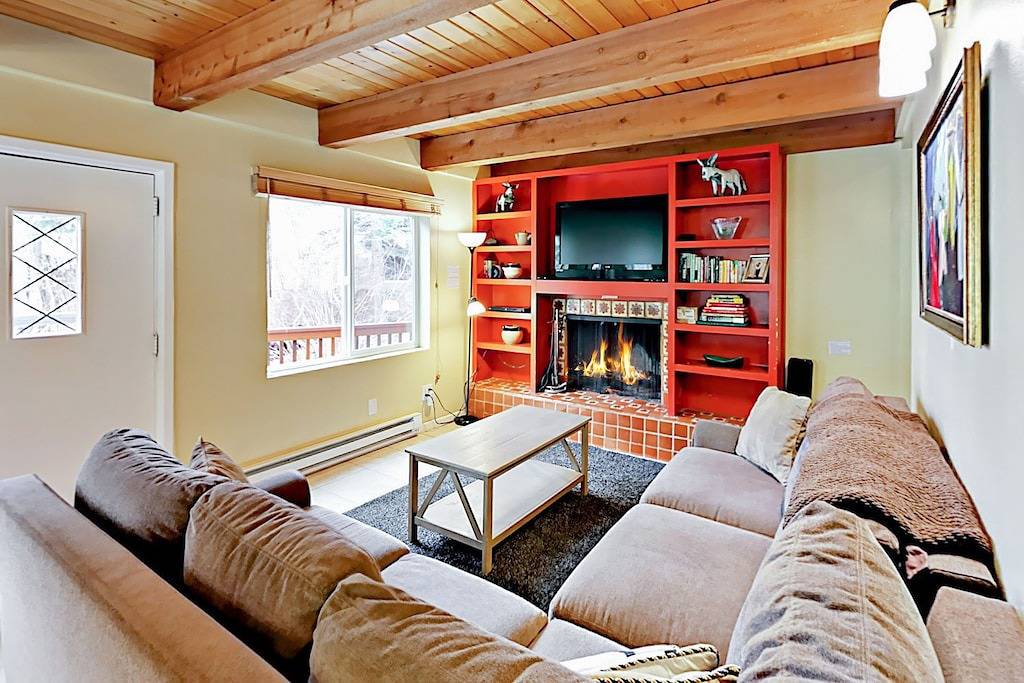Ganze Wohnung, Spacious West Vail condo near shuttle w/ shared hot tub, washer/dryer in West Vail, Vail
