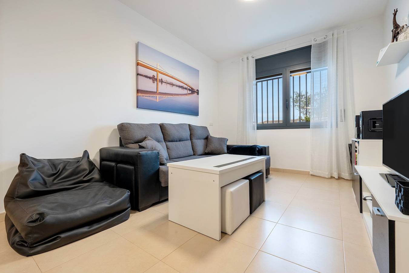 Entire apartment, Apartment 'Viudelta' with Mountain Views, Private Pool, Air Conditioning, and Wi-Fi in Sant Jaume d'Enveja, Delta de l'Ebre