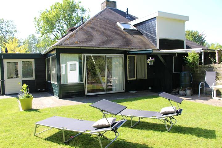 Glamping voor 6 personen, with zwembad and terras as well as tuin, met huisdier in Zeeland