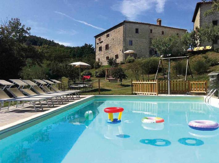 Agriturismo per 8 persone, con panorama e piscina nonché giardino in Apecchio