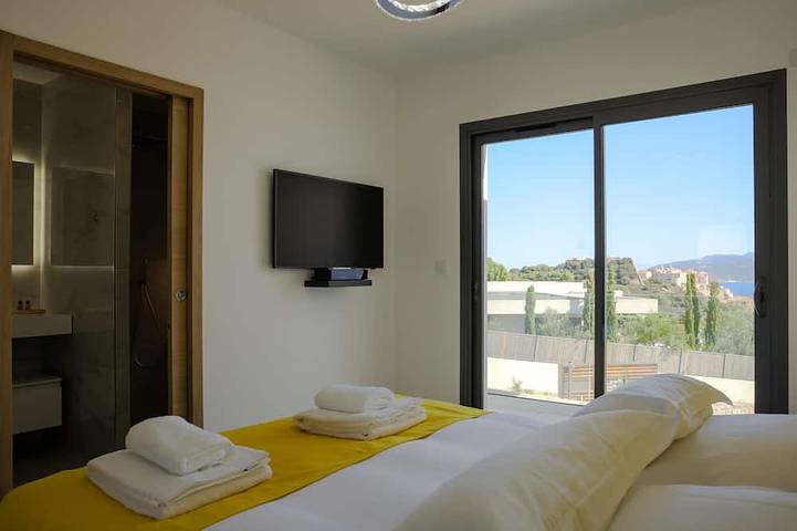 Villa d' Architecte Avec Superbe vue sur la Baie de Calvi, Entre mer et Montagne in Calvi, Calvi region