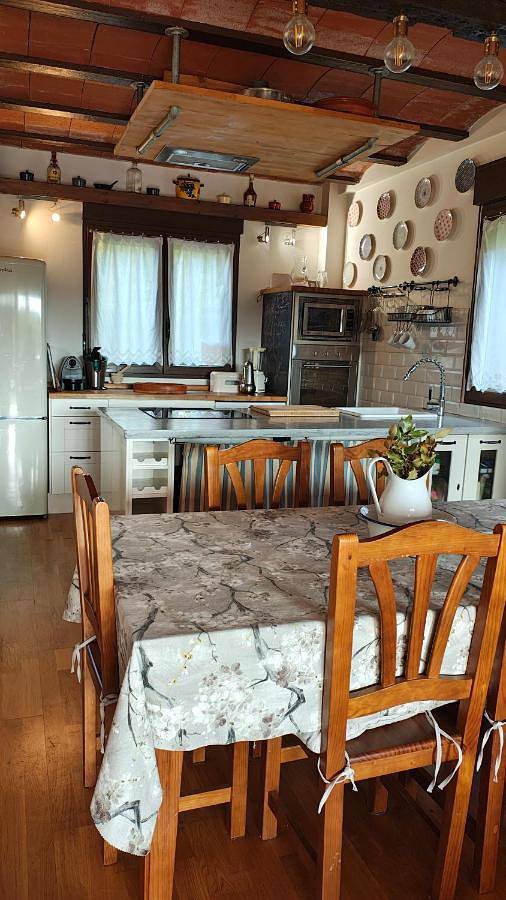 Casa de vacaciones para 6 personas, con piscina y jardín además de piscina para niños y vistas, Se admiten mascotas en Sierra de la Demanda - 2